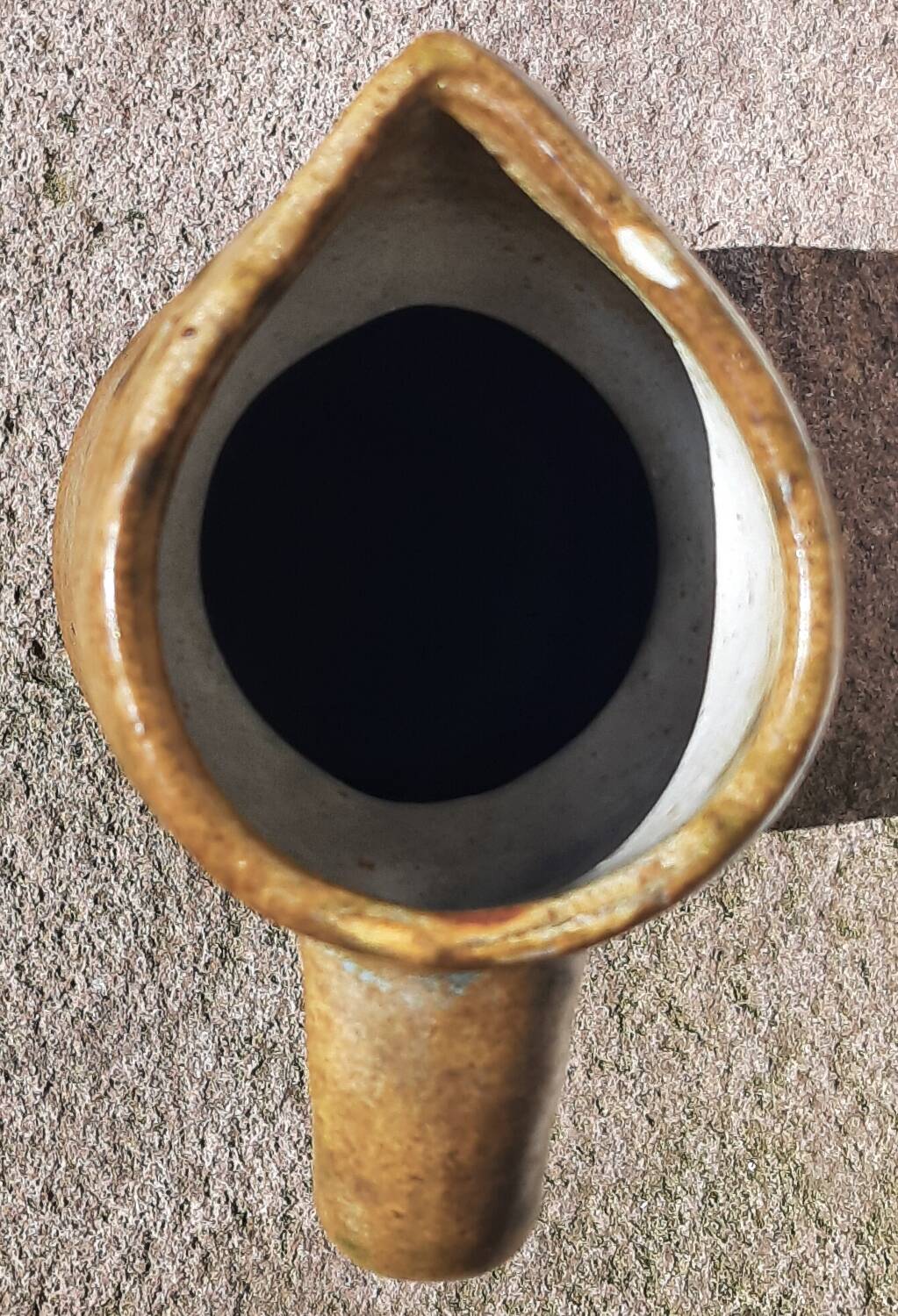 Ceramic vase (or pitcher), signed. (Agnès Escala, Vallauris)