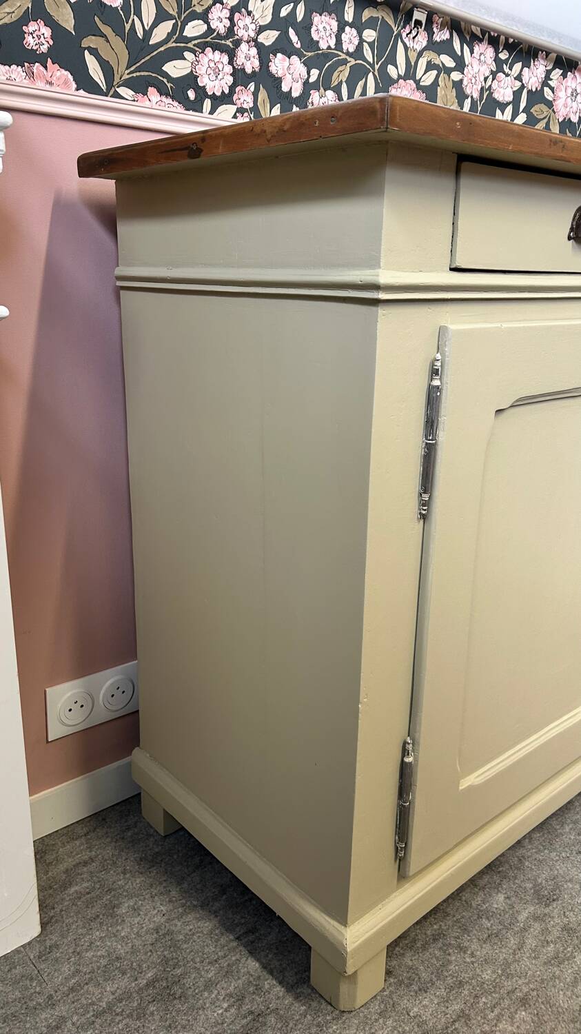 Chic country-style buffet with 2 doors