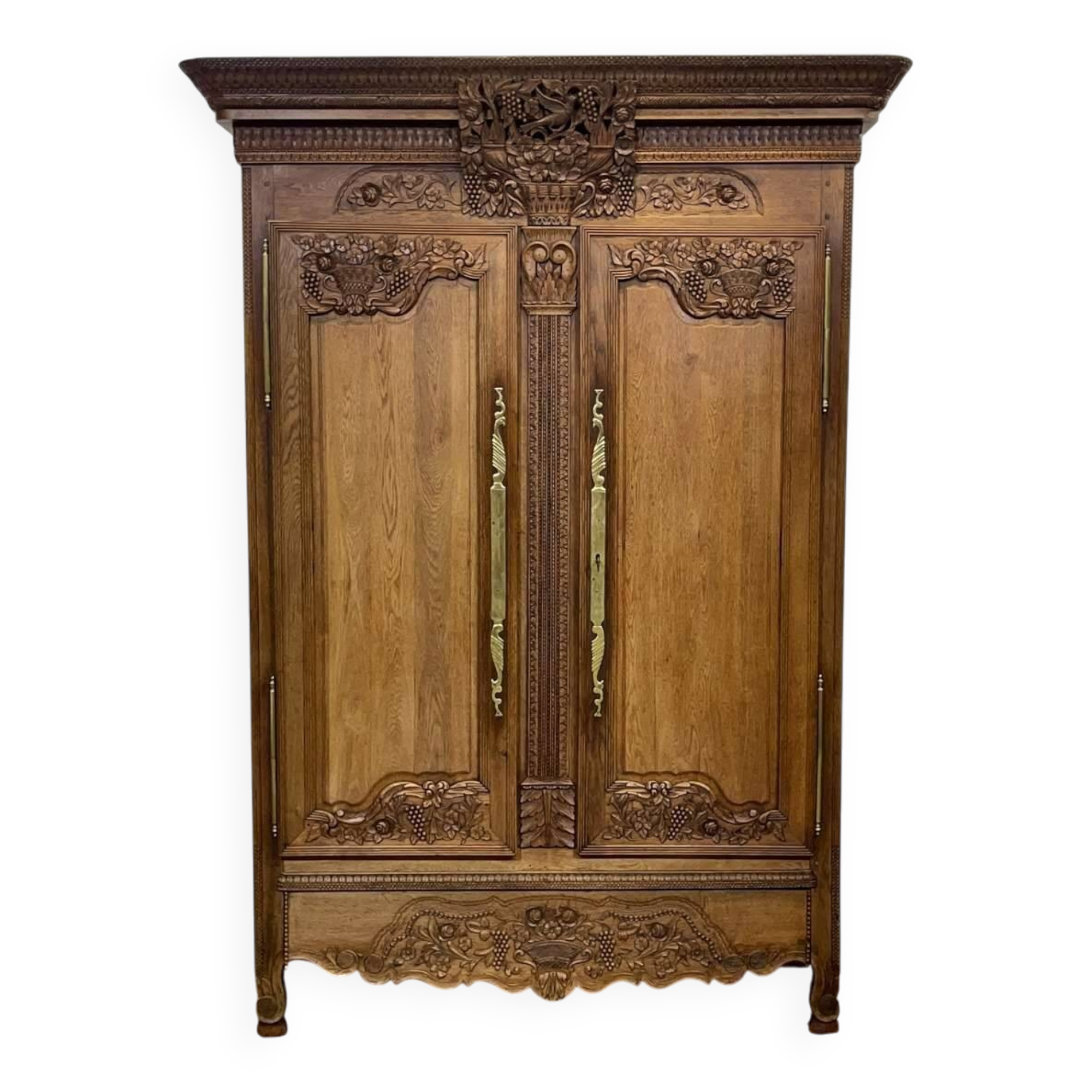 Armoire de mariage Normande sculptée en chêne clair du 19ème siècle