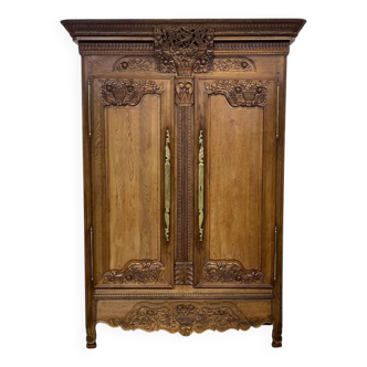 Armoire de mariage Normande sculptée en chêne clair du 19ème siècle