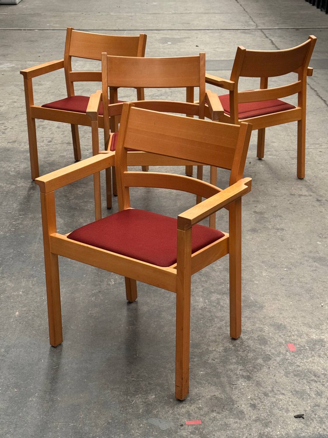 4 chaises empilables design Hans Wegner