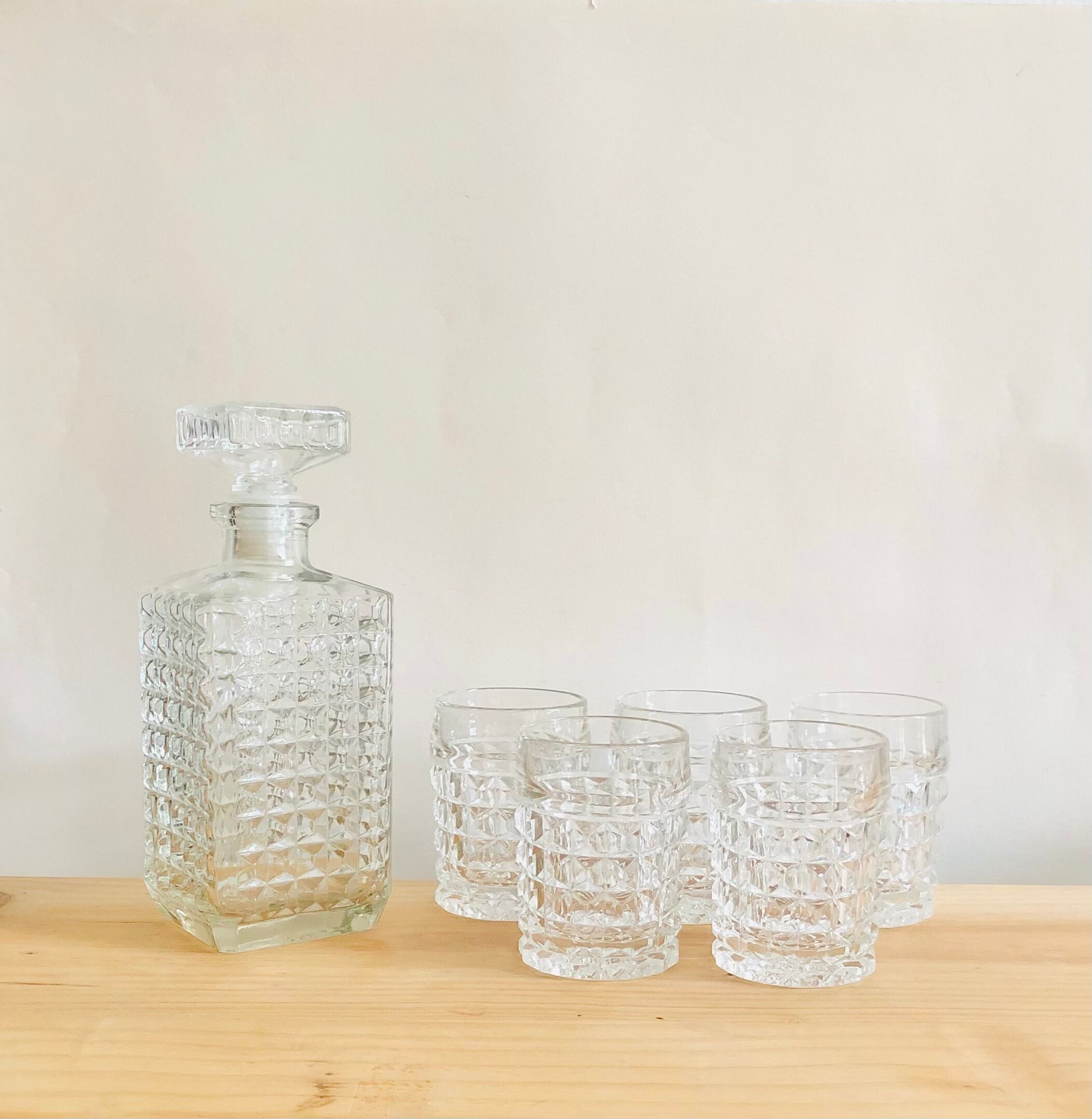 Set five glasses and whiskey decanter in chiseled glass