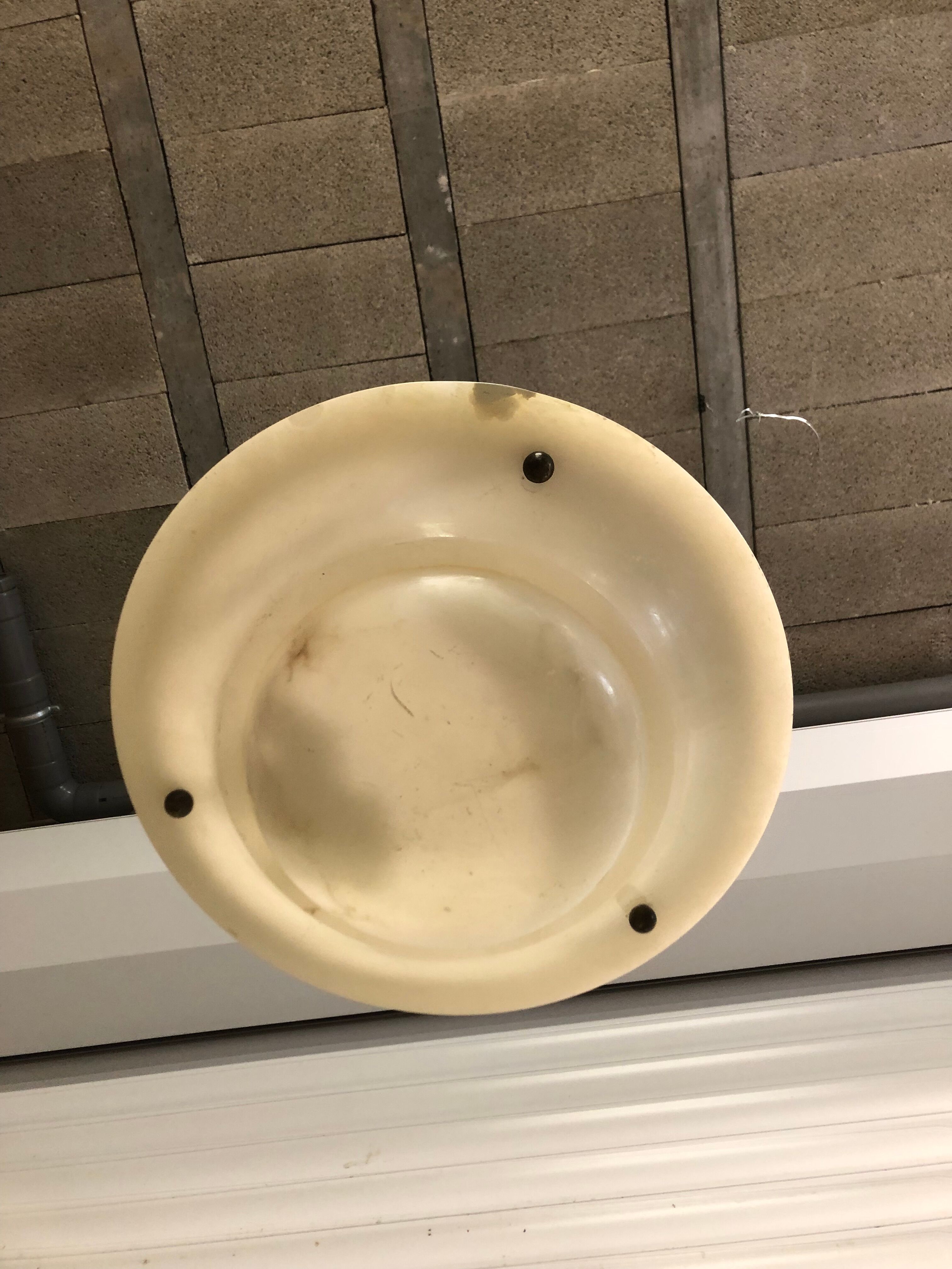 Chandelier in white alabaster and antique brass.