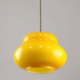 Lampe à suspension italienne du milieu du siècle en verre jaune et laiton