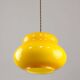 Lampe à suspension italienne du milieu du siècle en verre jaune et laiton