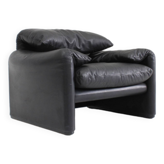 Cassina Maralunga armchair black leather by Vico Magistretti