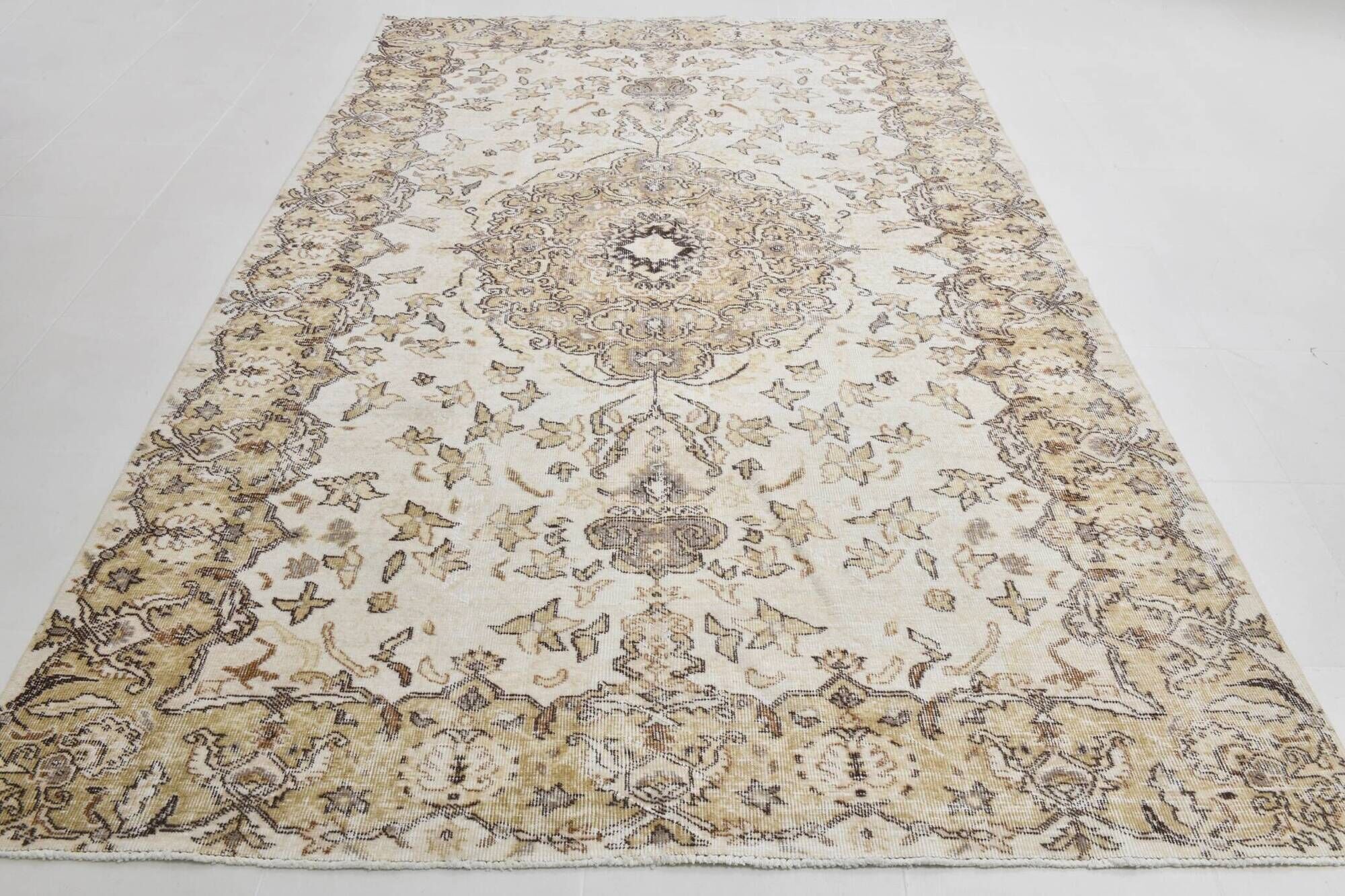 Vintage Turkish rug in beige and brown with floral medallion, 192 × 294 cm