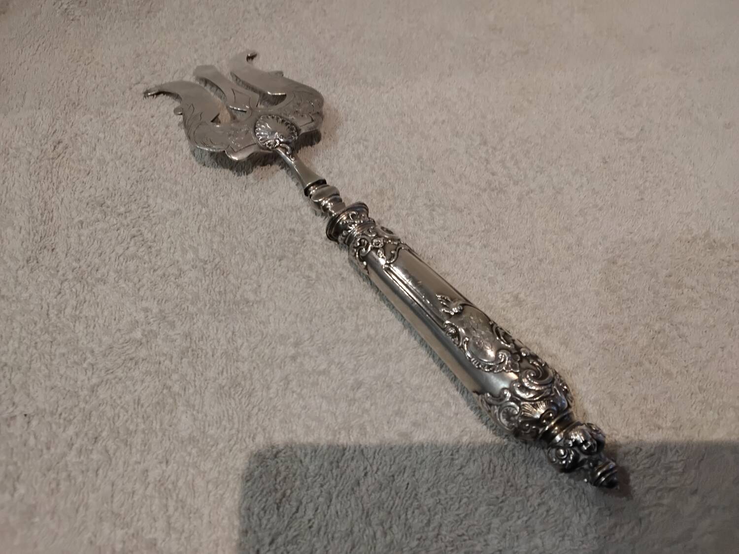 Fish serving fork with 950 silver handle, rococo cherub design