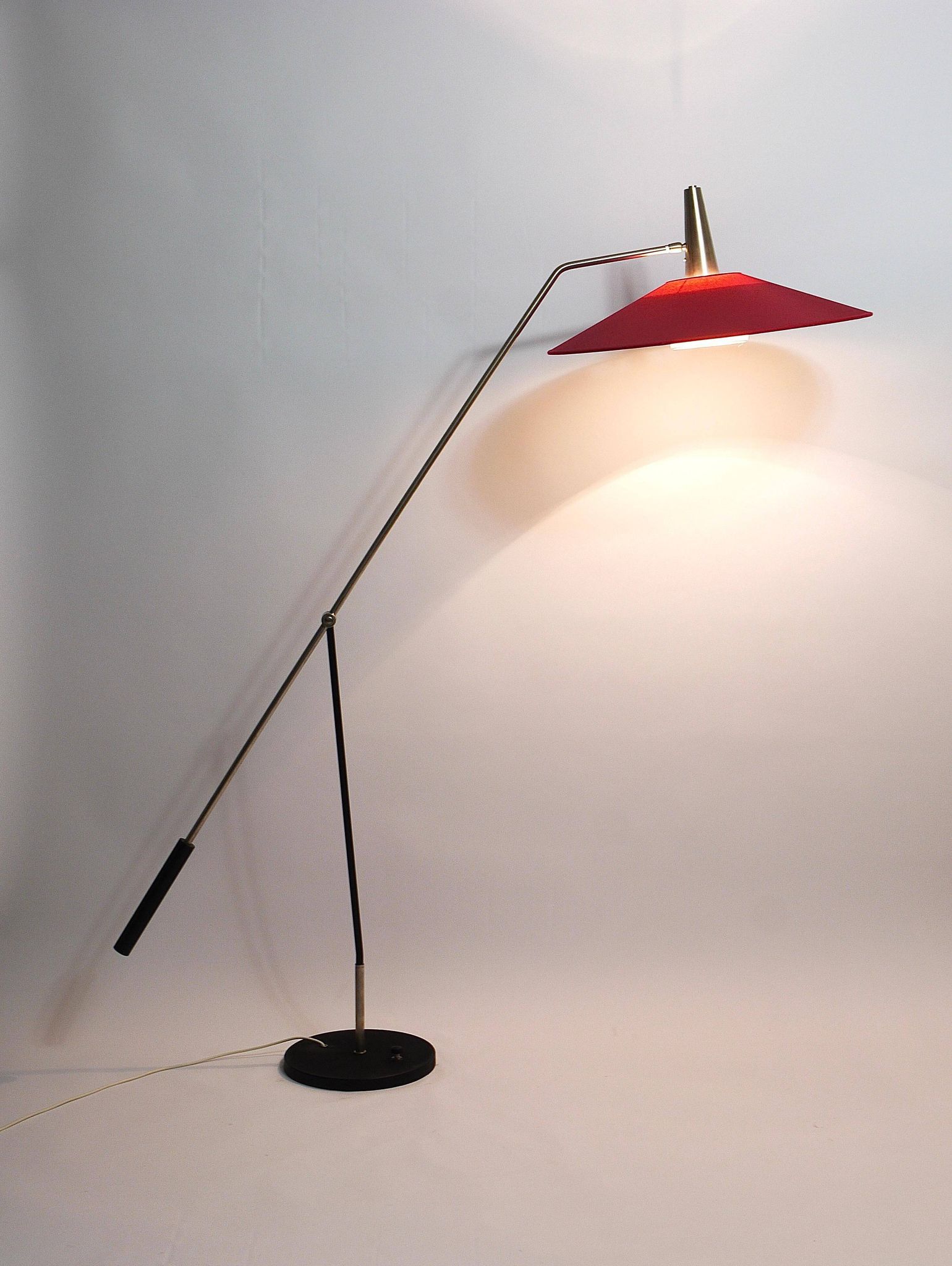 Articulated floor lamp with counterweight mid-century by Rupert Nikoll, nickel, brass.