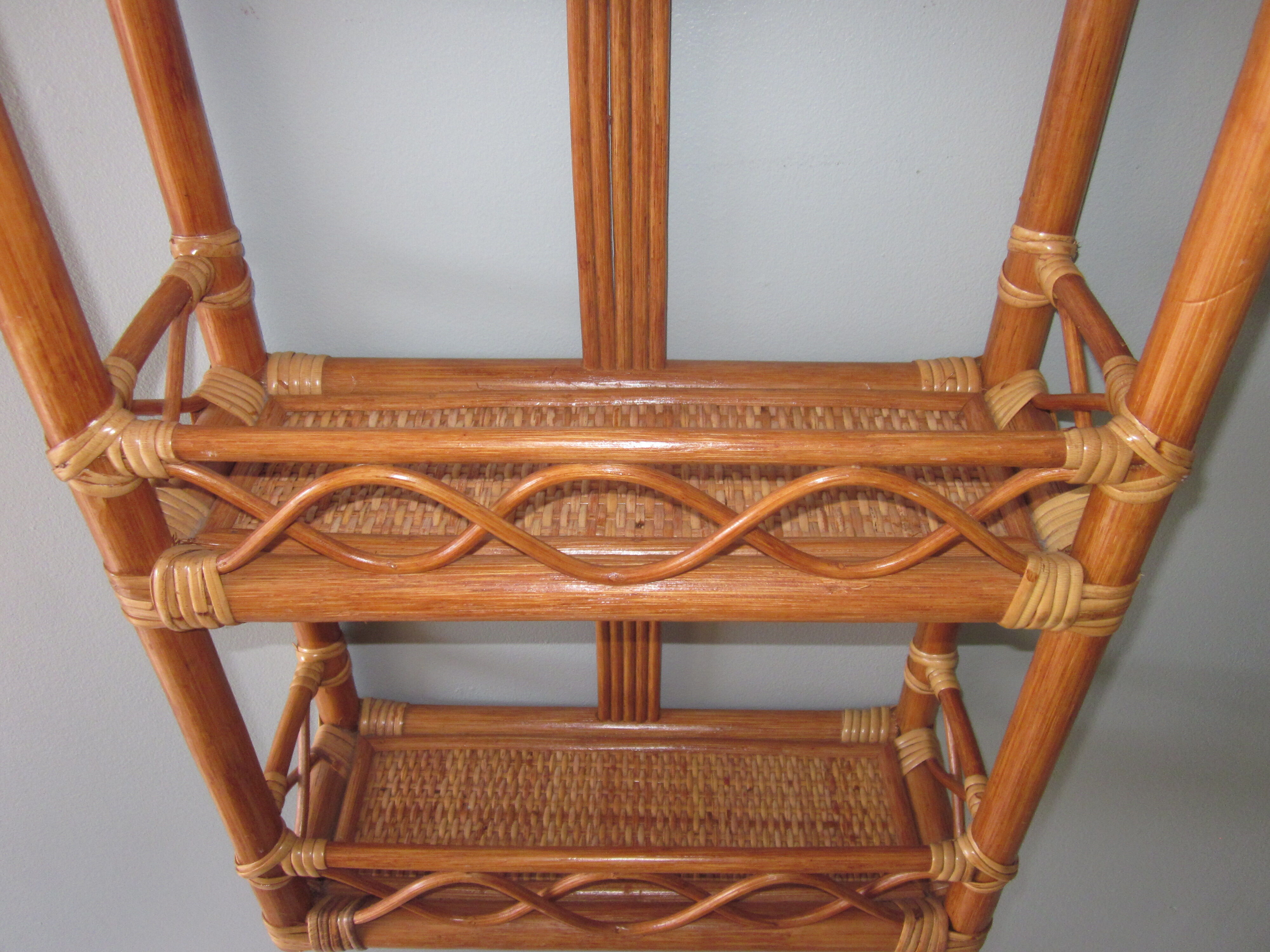 Etagere murale en rotin