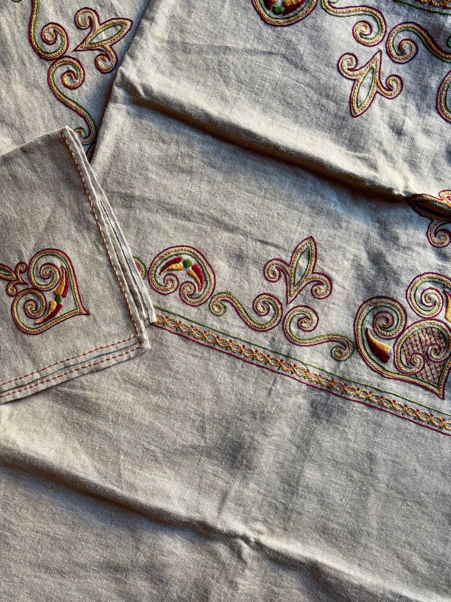 Embroidered hemp tablecloth and 12 napkins