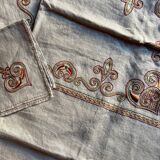 Nappe en chanvre brodé et 12 serviettes de table