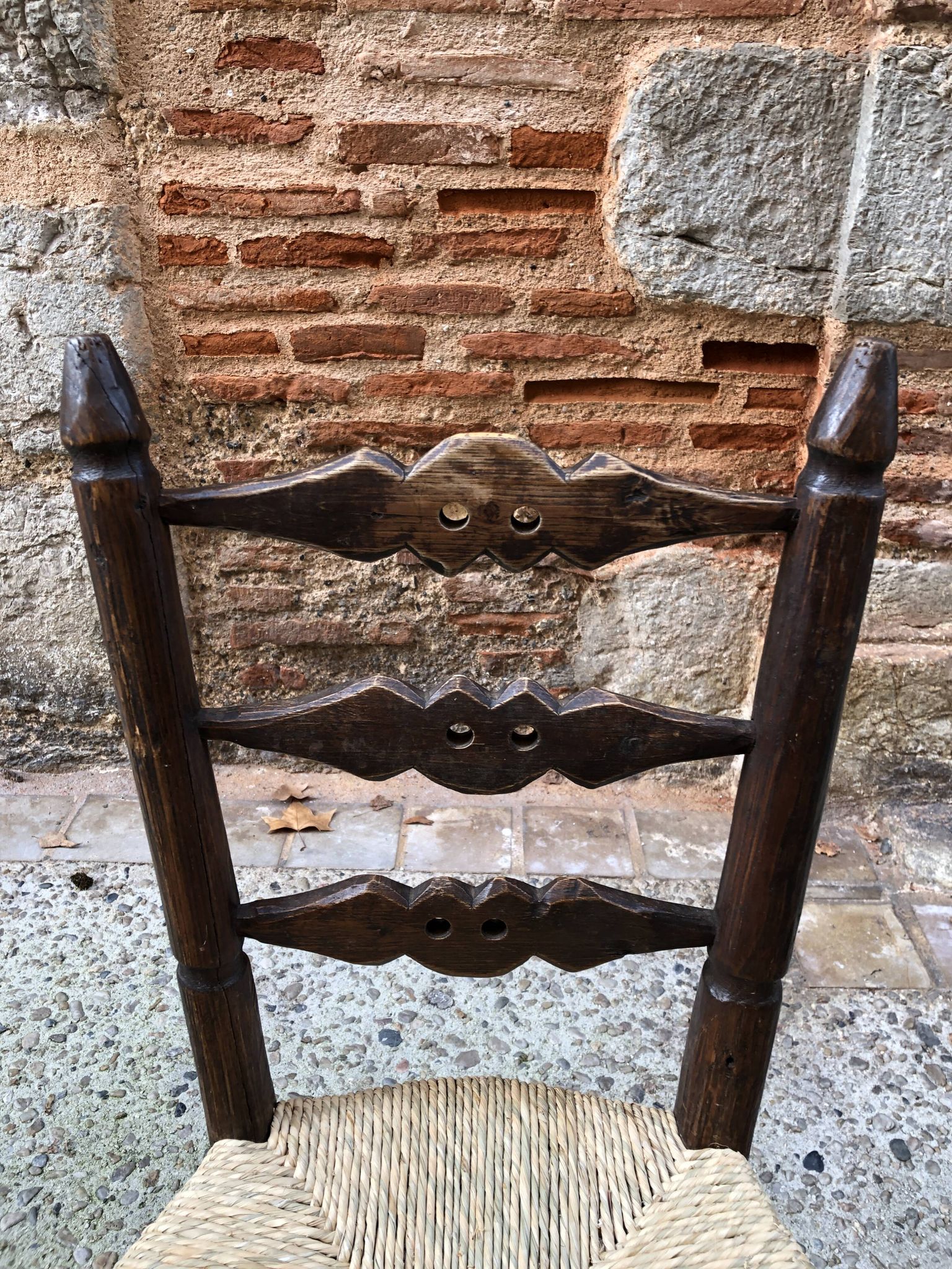 Chaise paillée brutaliste