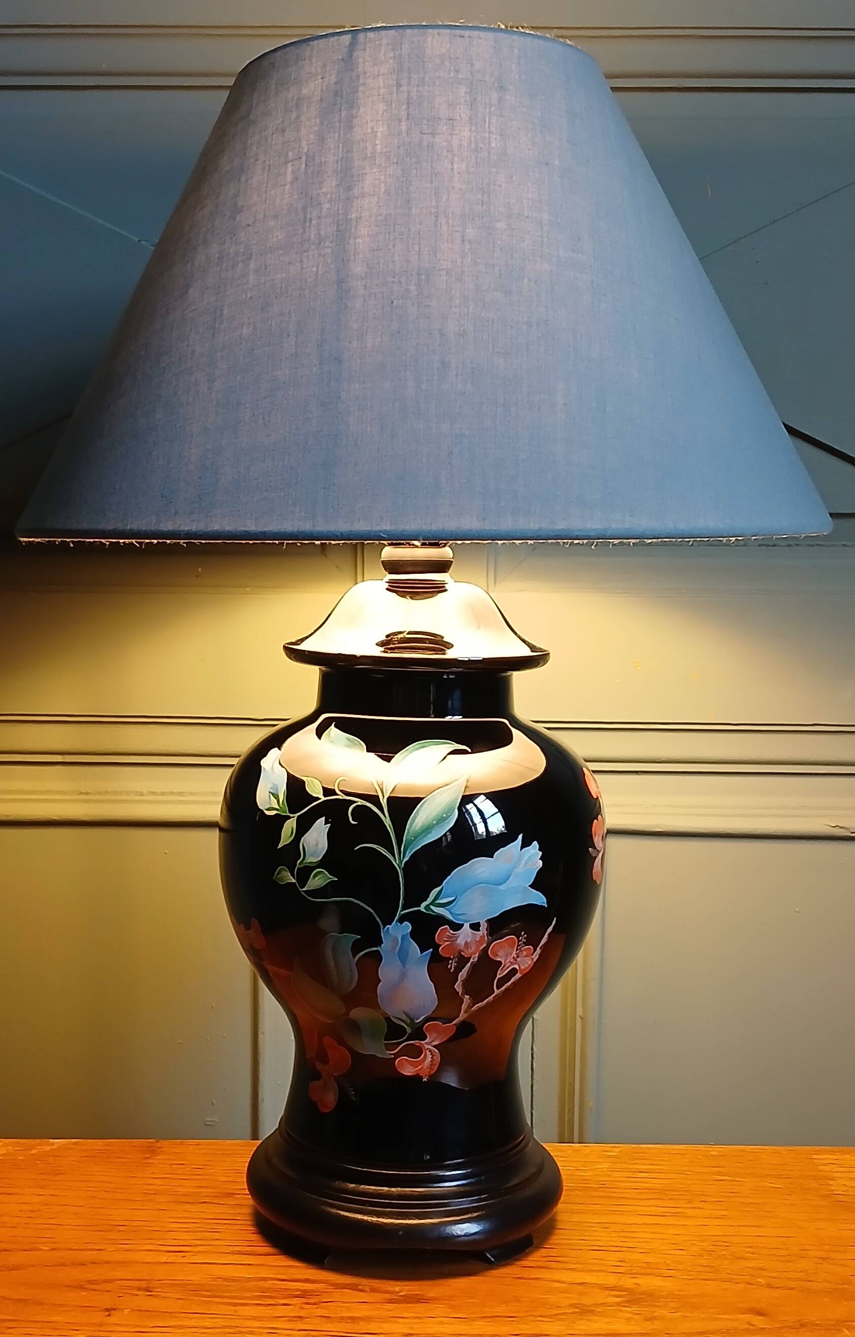 Japanese-style lamp in black ceramic & wood with organic 80's decor