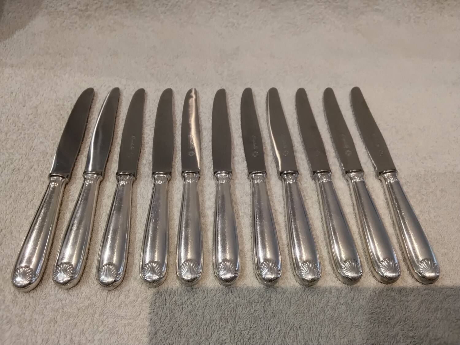 12 silver-plated dessert knives by Christofle Vendôme, 20.3cm