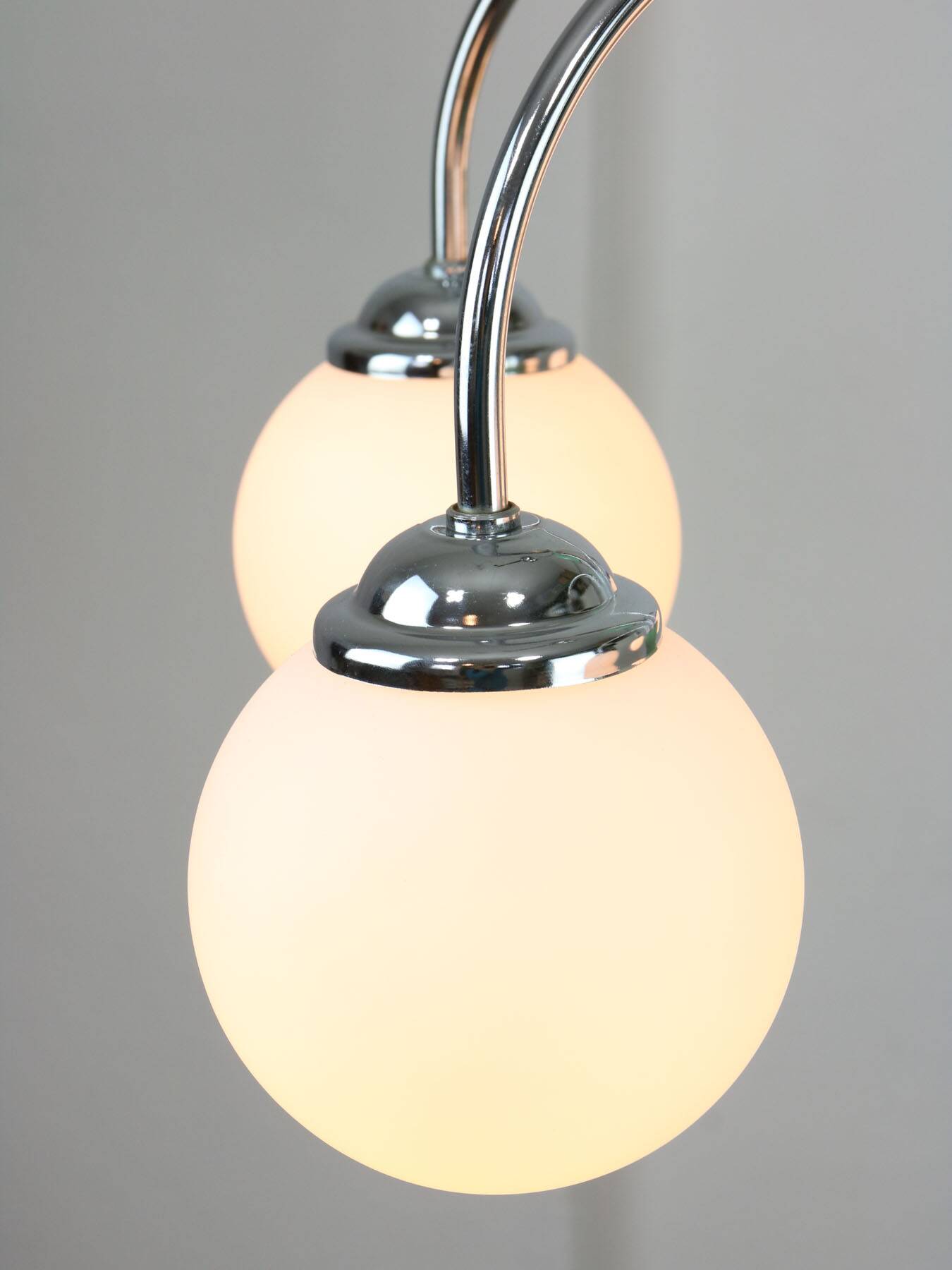 Lustre italien en chrome et opalin du milieu du siècle