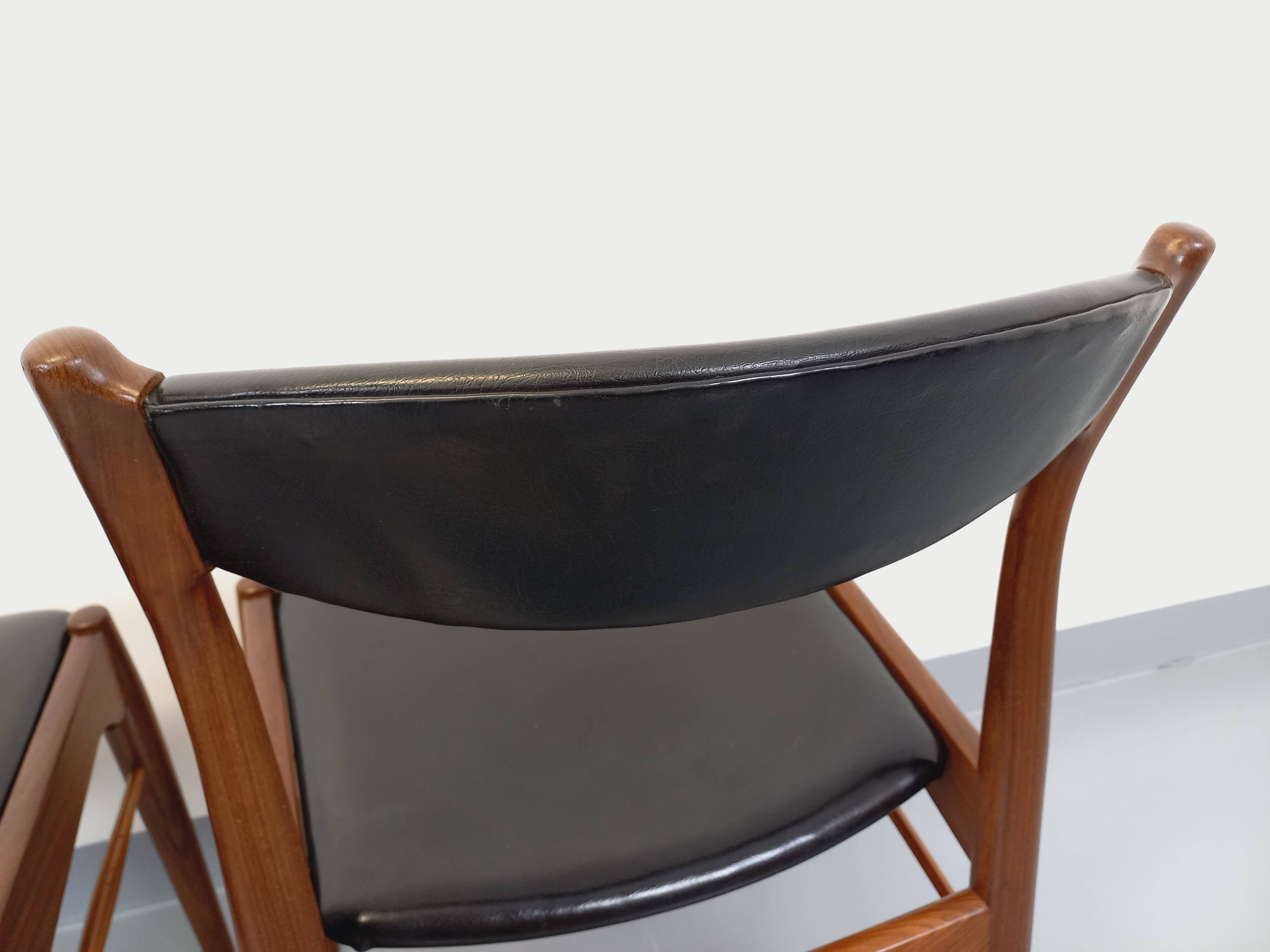 Paire de chaises scandinaves en teck et skaï, années 50-60