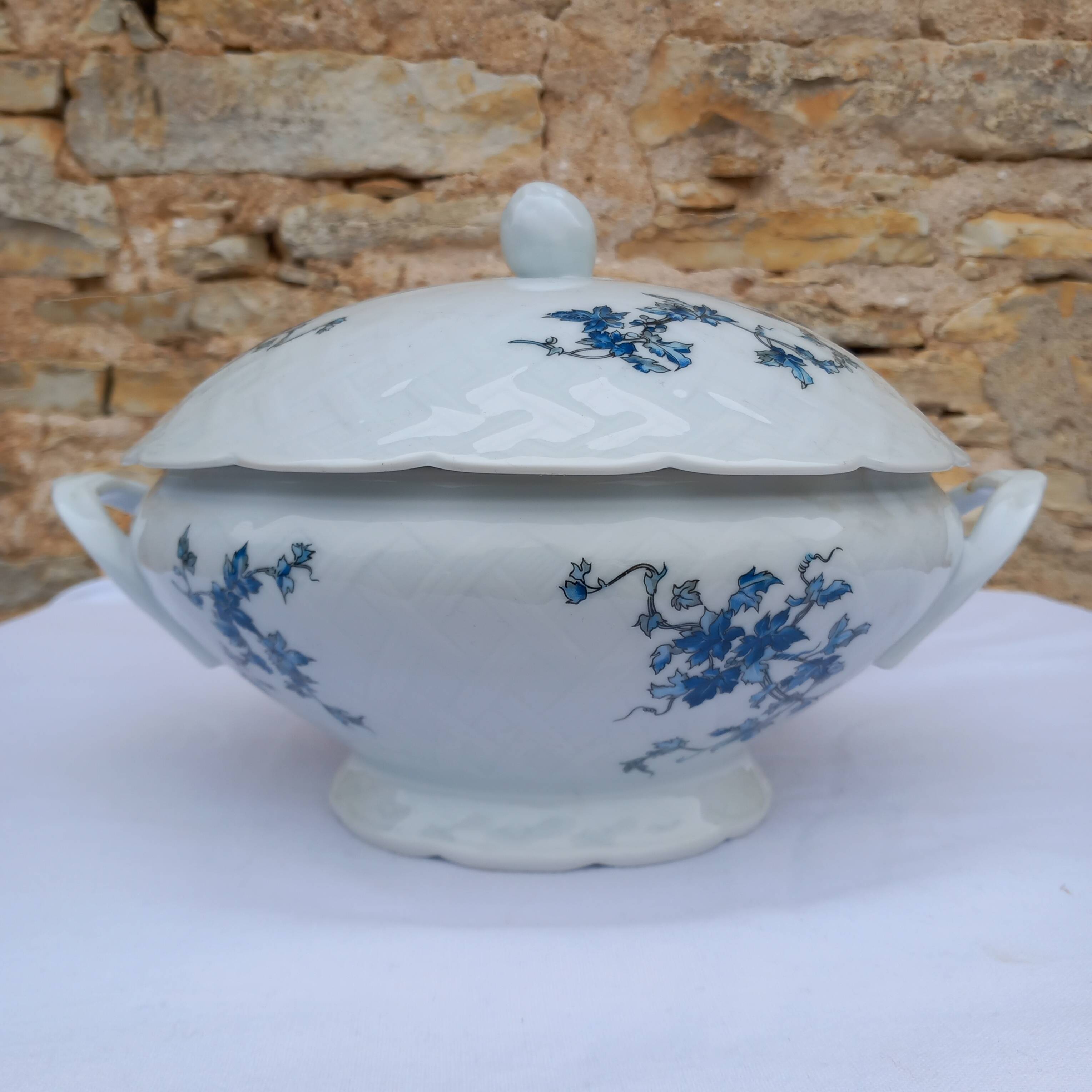 Bernardaud porcelain tureen - Saint Saens model - 1970s