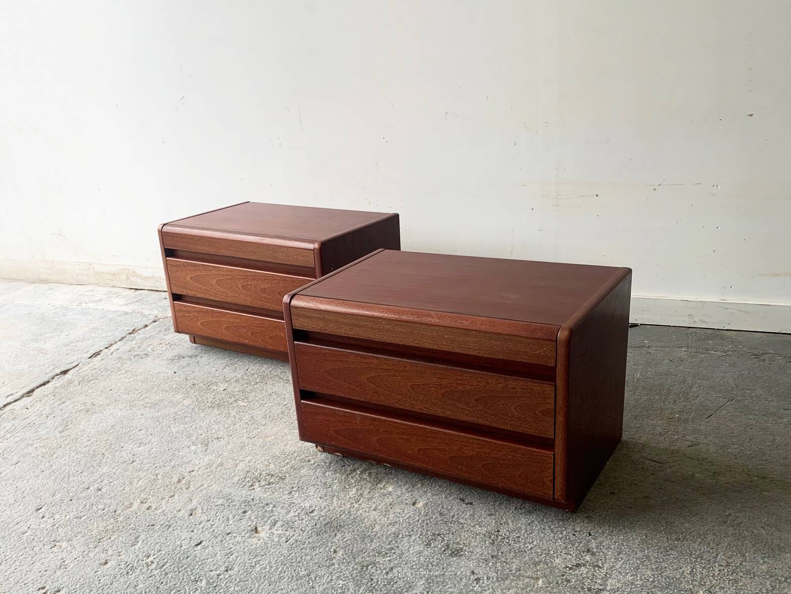 Paire de tables de chevet modernes du milieu du siècle 1970 par Moser