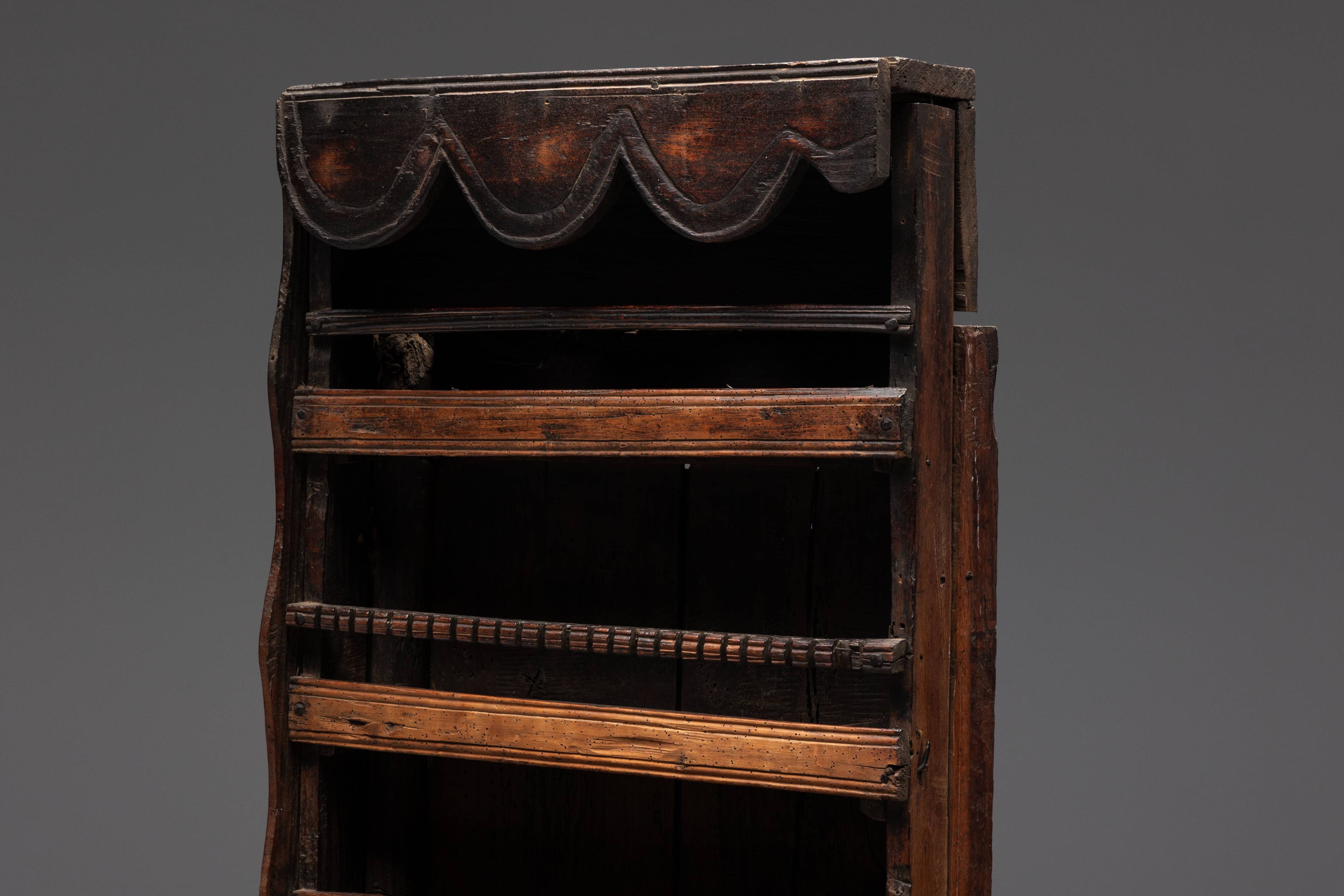 Meuble à étagères en art populaire primitif, France, XIXe siècle