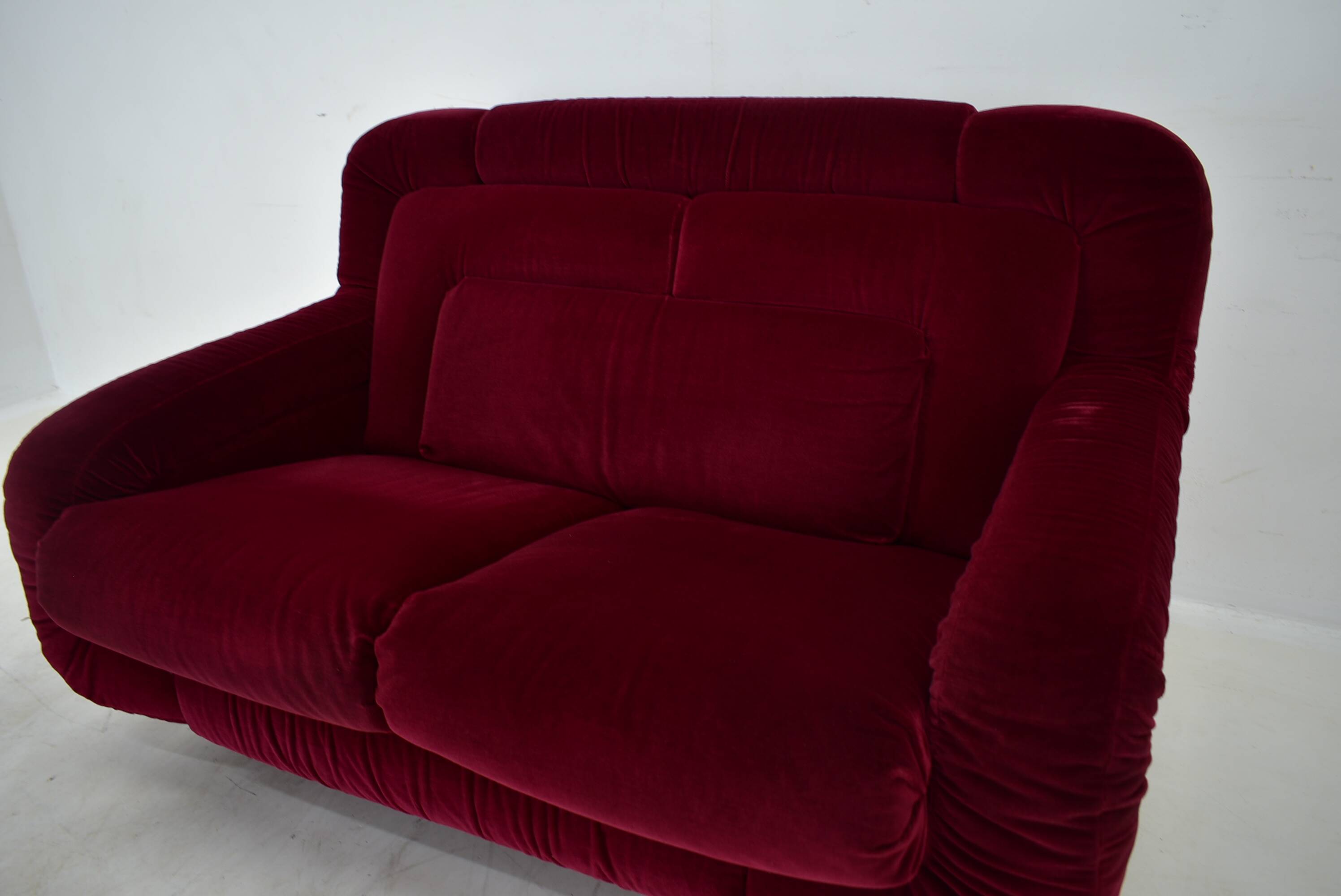 Two-seater canapé, rare from the 1970s, Italy.