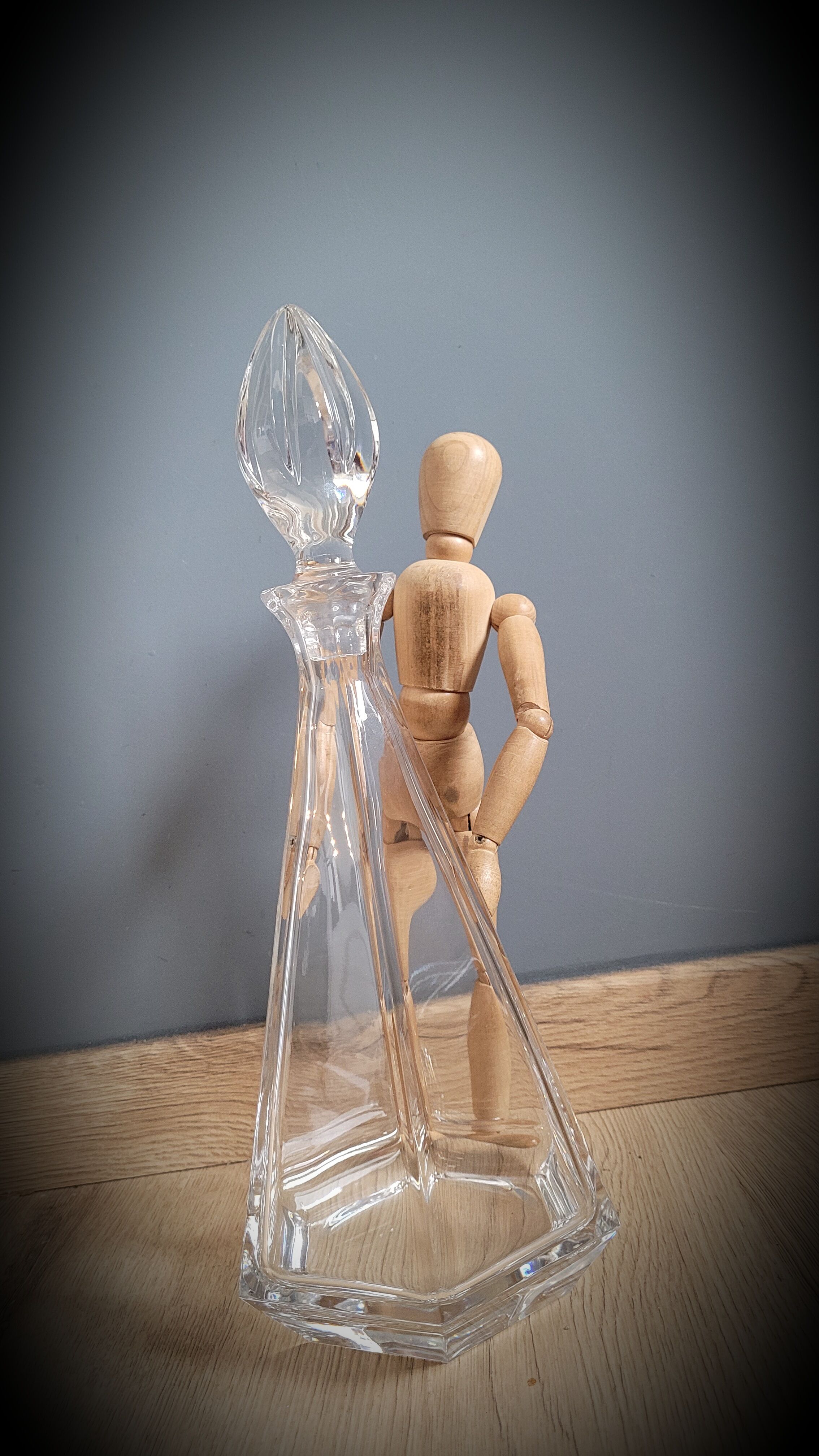 Pyramid crystal decanter