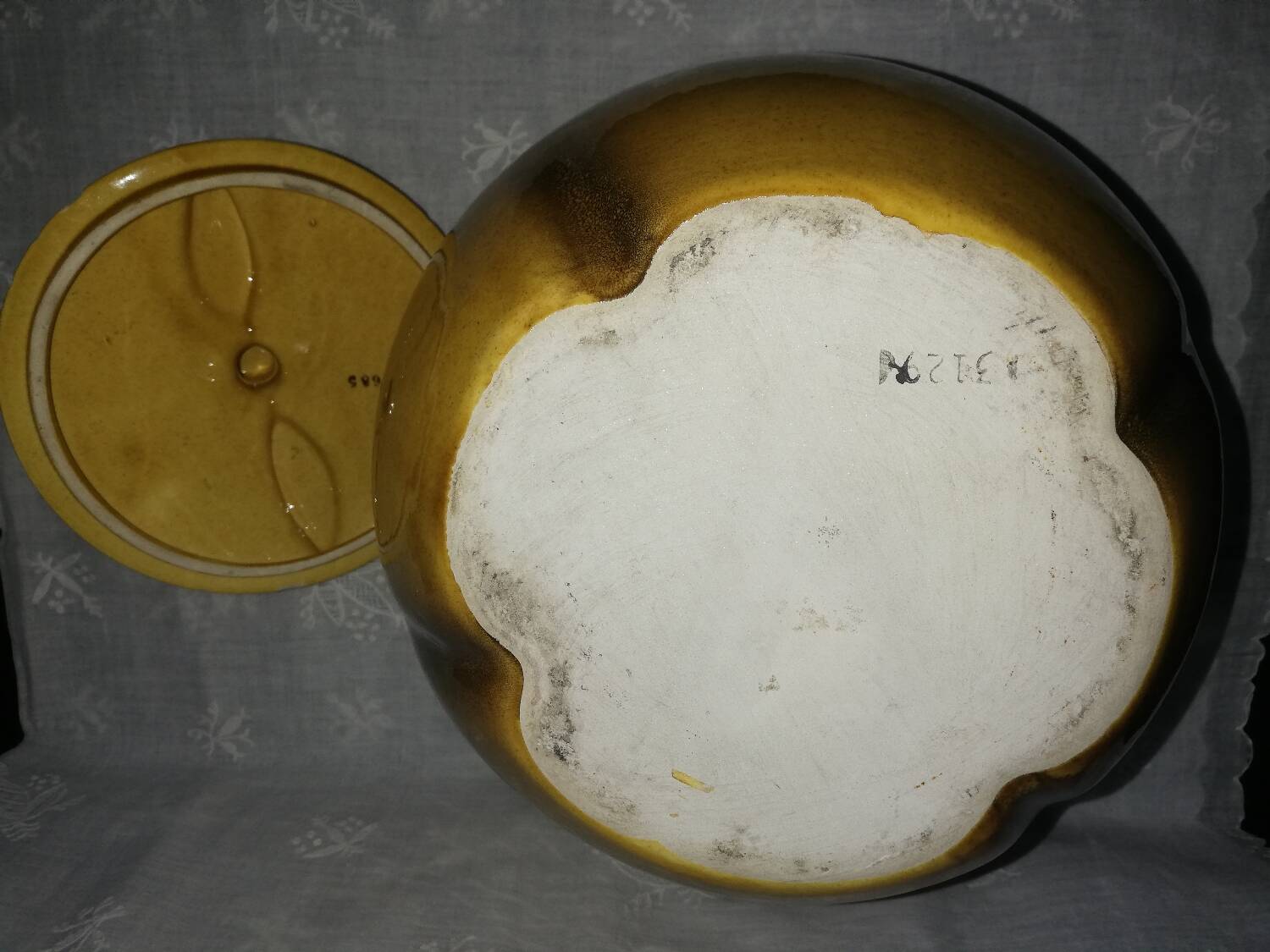 Ceramic salad bowl tureen