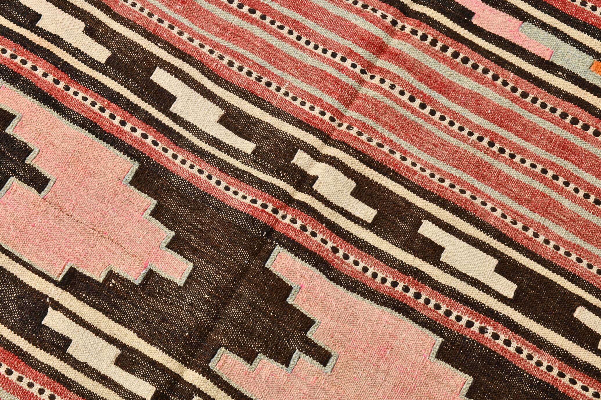 Tapis Kilim fait main rayé rose blush et marron, 131x196 cm