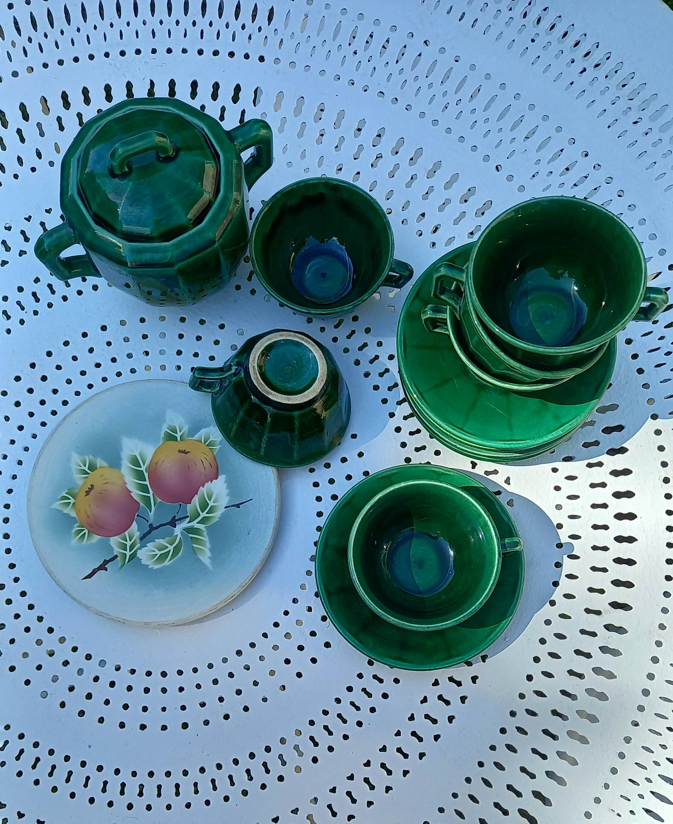 Iridescent green tea or coffee service in Lunéville K&G earthenware. 6 cups and an Art Deco sugar bowl