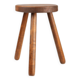 Tabouret bas rustique brutaliste tripode en bois massif de fabrication artisanale française
