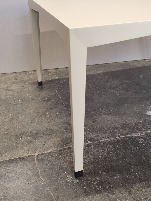 Table basse laqué ivoire sabot ébène Valzania Edition
