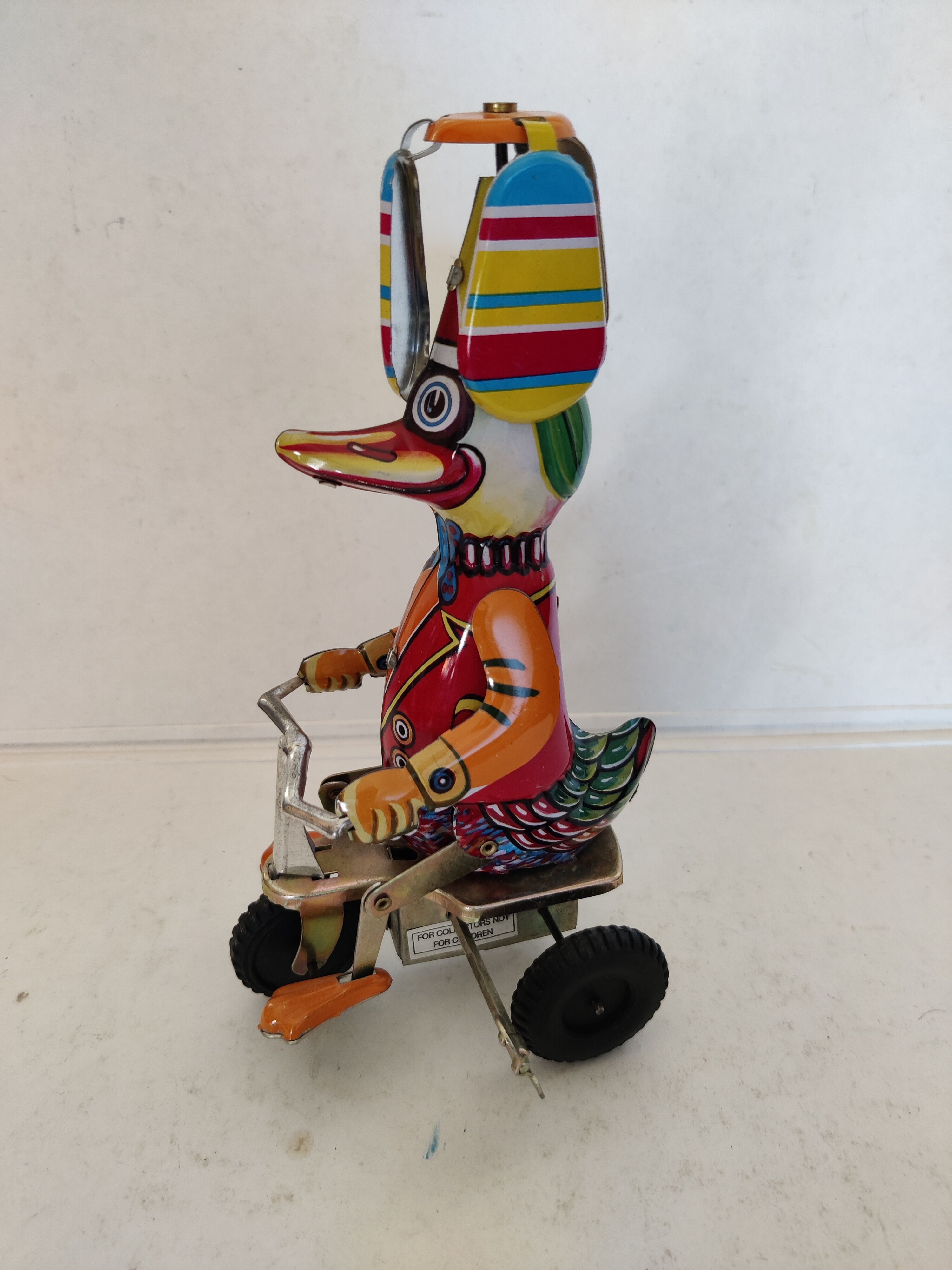 Duck mechanical toy with tinplate metal key