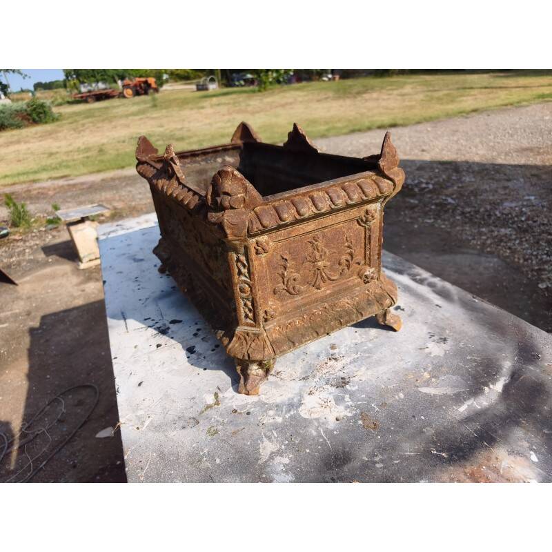 Cast iron planter from 1900 by the Charleville-Mézières establishments.