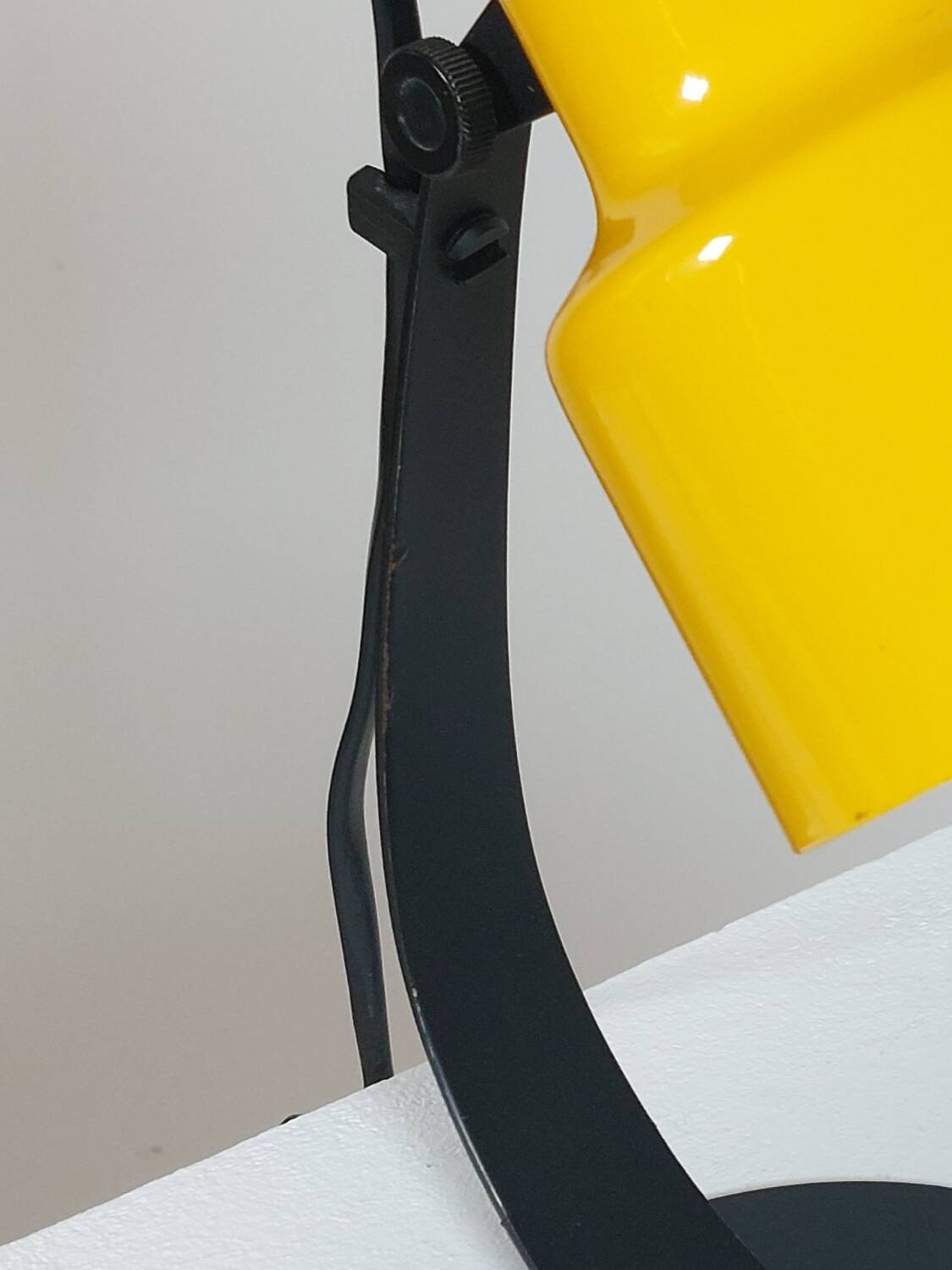 Une paire de lampes de chevet minimalistes bien conçues.