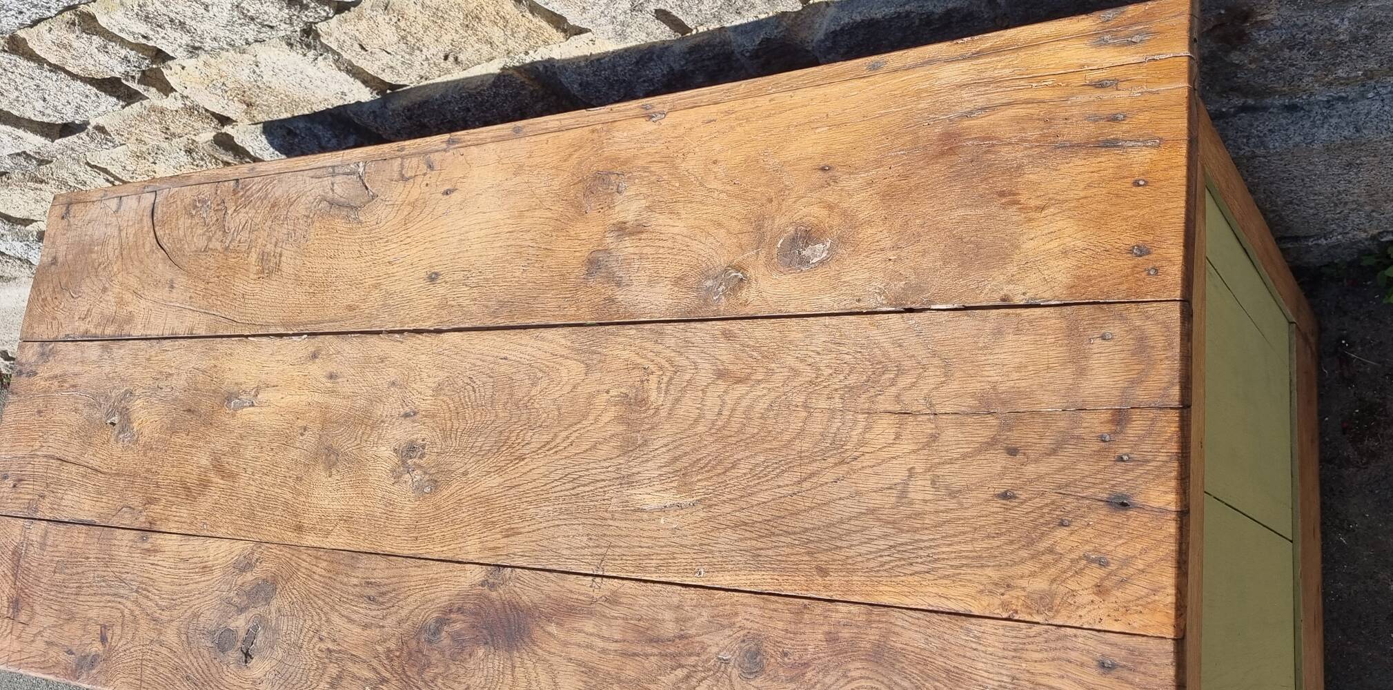 Low country sideboard, solid wood, stylized, late 18th century.