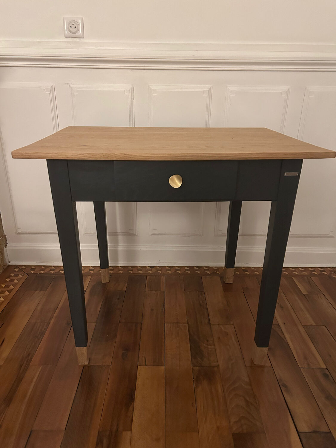 Bureau vintage rénové avec plateau en chêne massif.