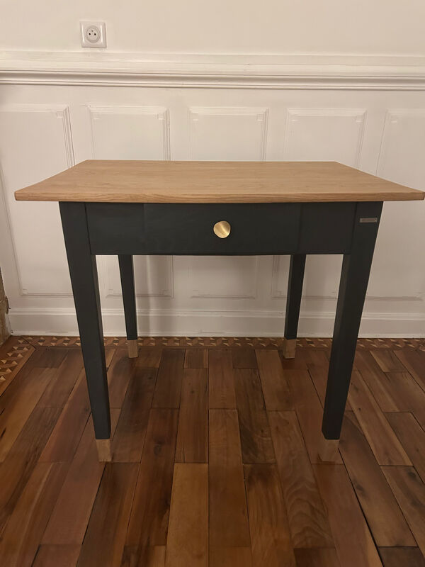 Bureau vintage rénové avec un plateau en chêne massif.
