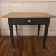Bureau vintage rénové avec plateau en chêne massif.