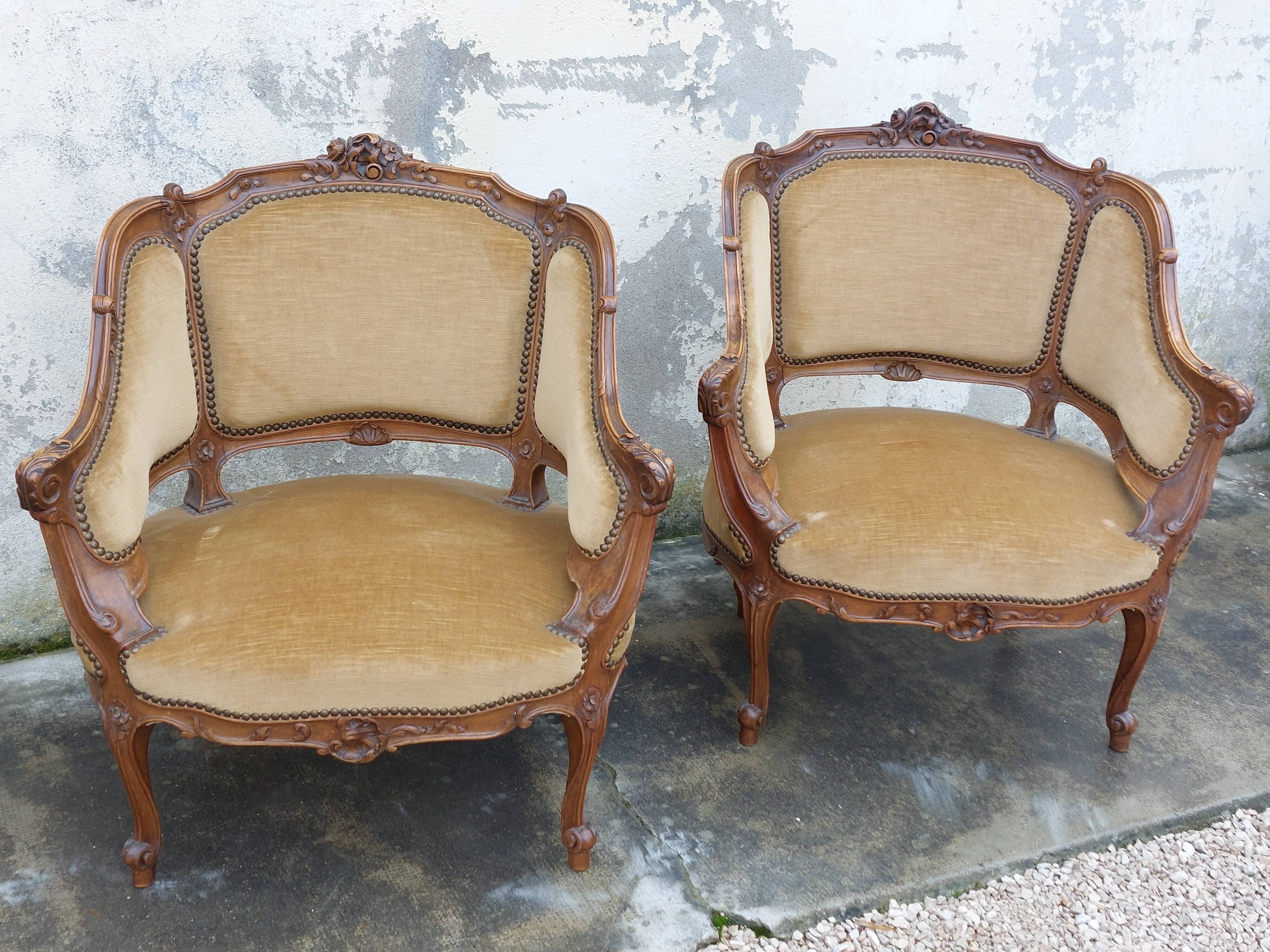 Paire de fauteuils corbeille louis XV en Noyer sculpté