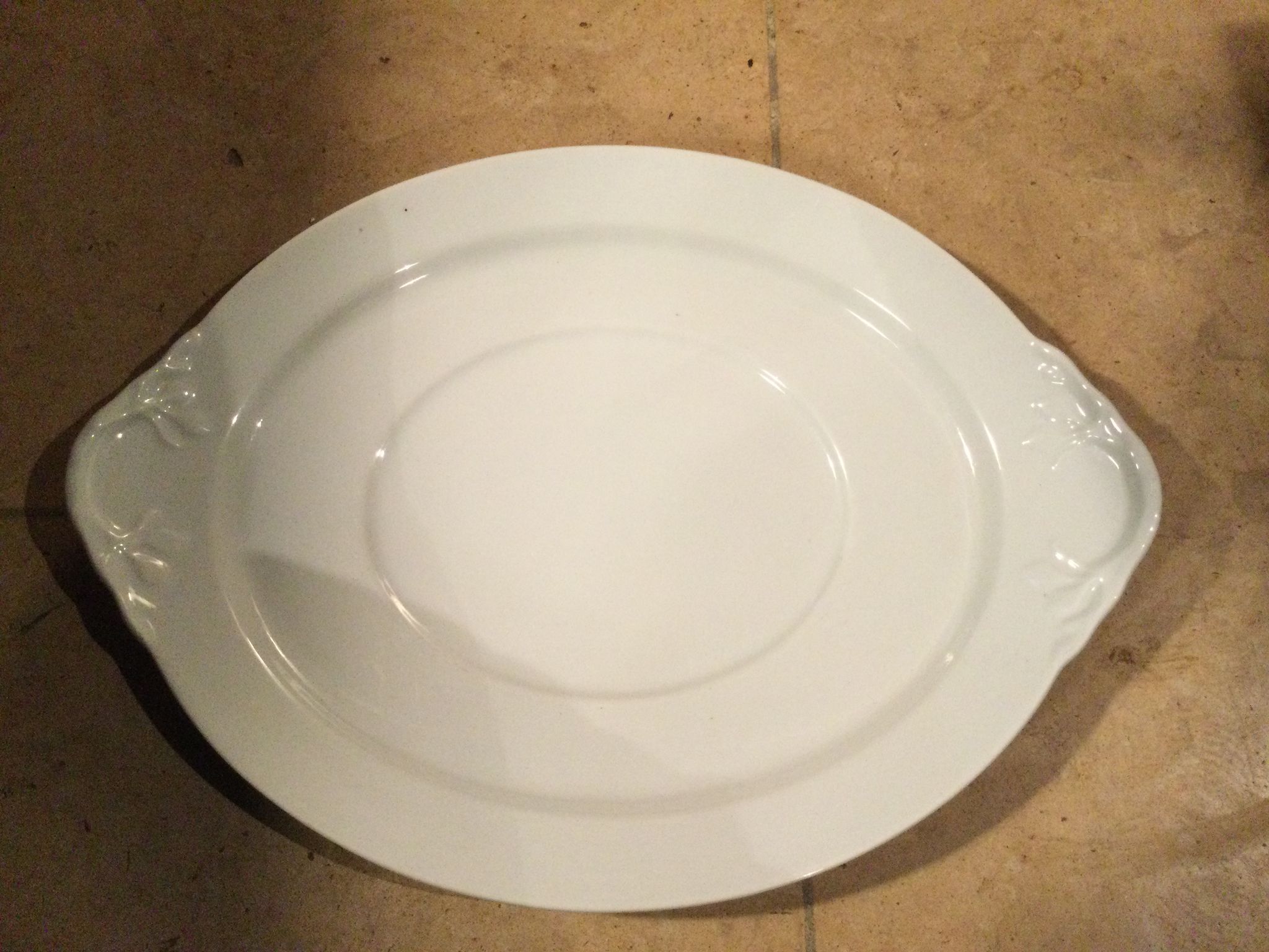Plat ancien en porcelaine