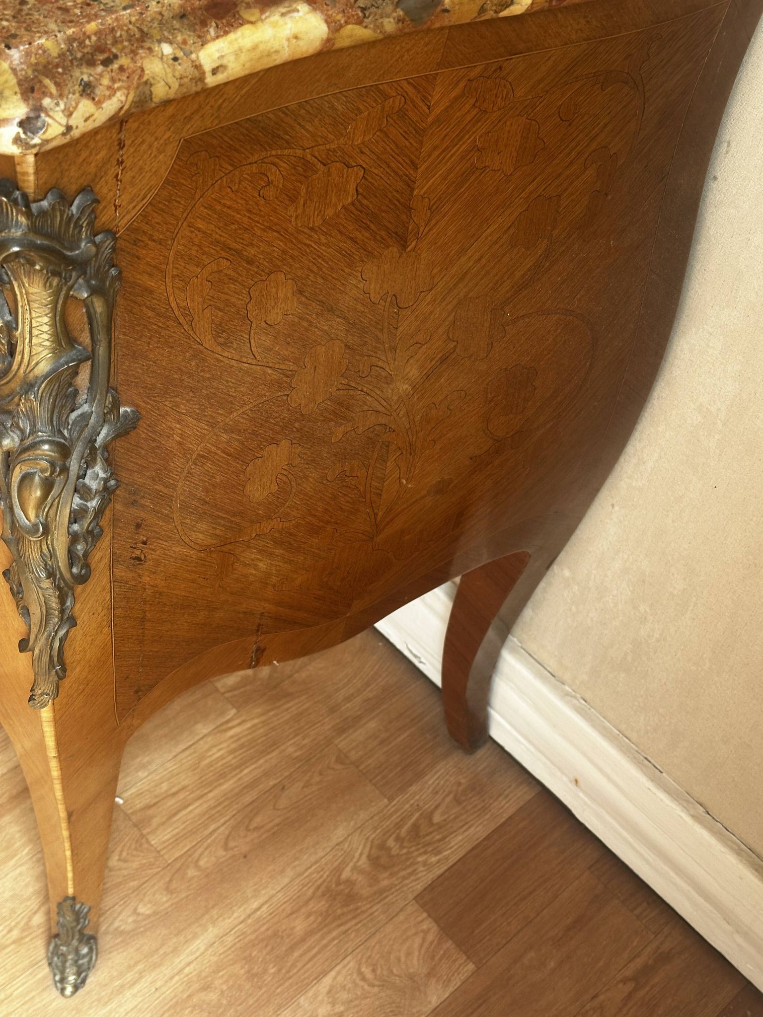 Commode galbée marquetée style Louis XV – plateau marbre- 19 e siècle
