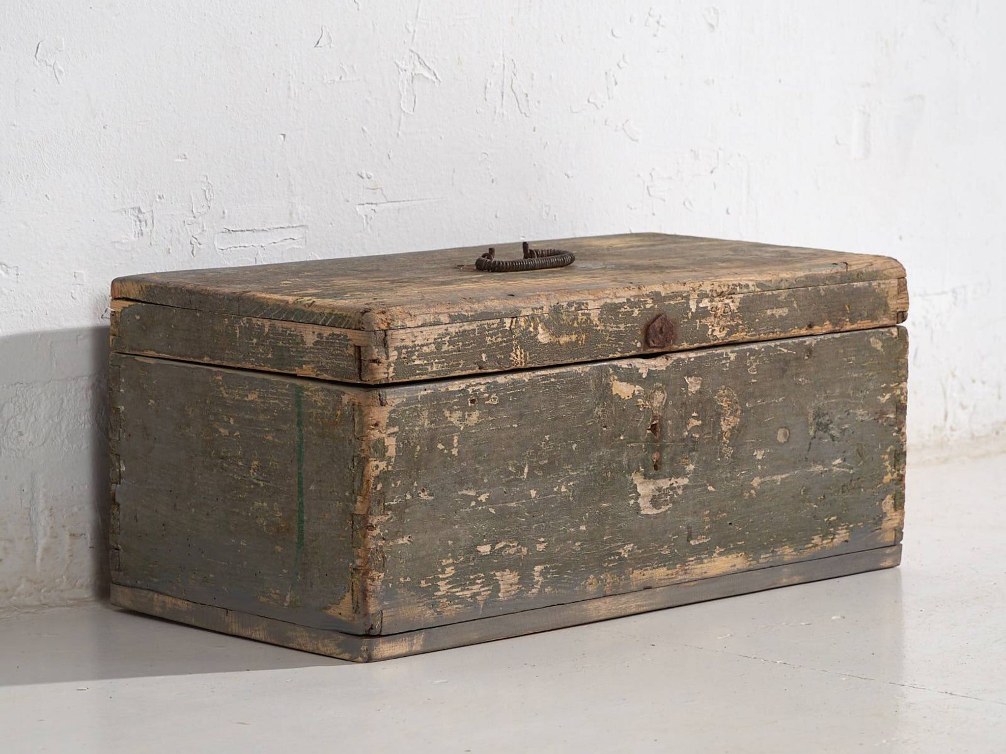 Petit coffre ancien en bois massif (c.1920) #73