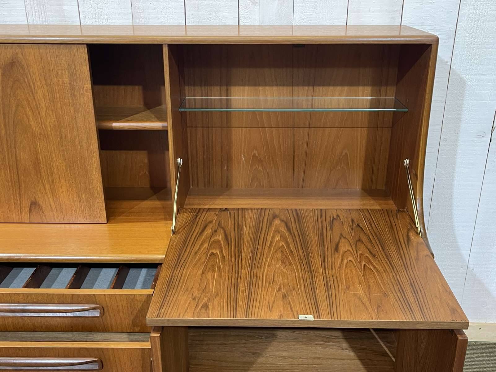 Enfilade Bar GPlan en teck des années 70 sur pieds compas