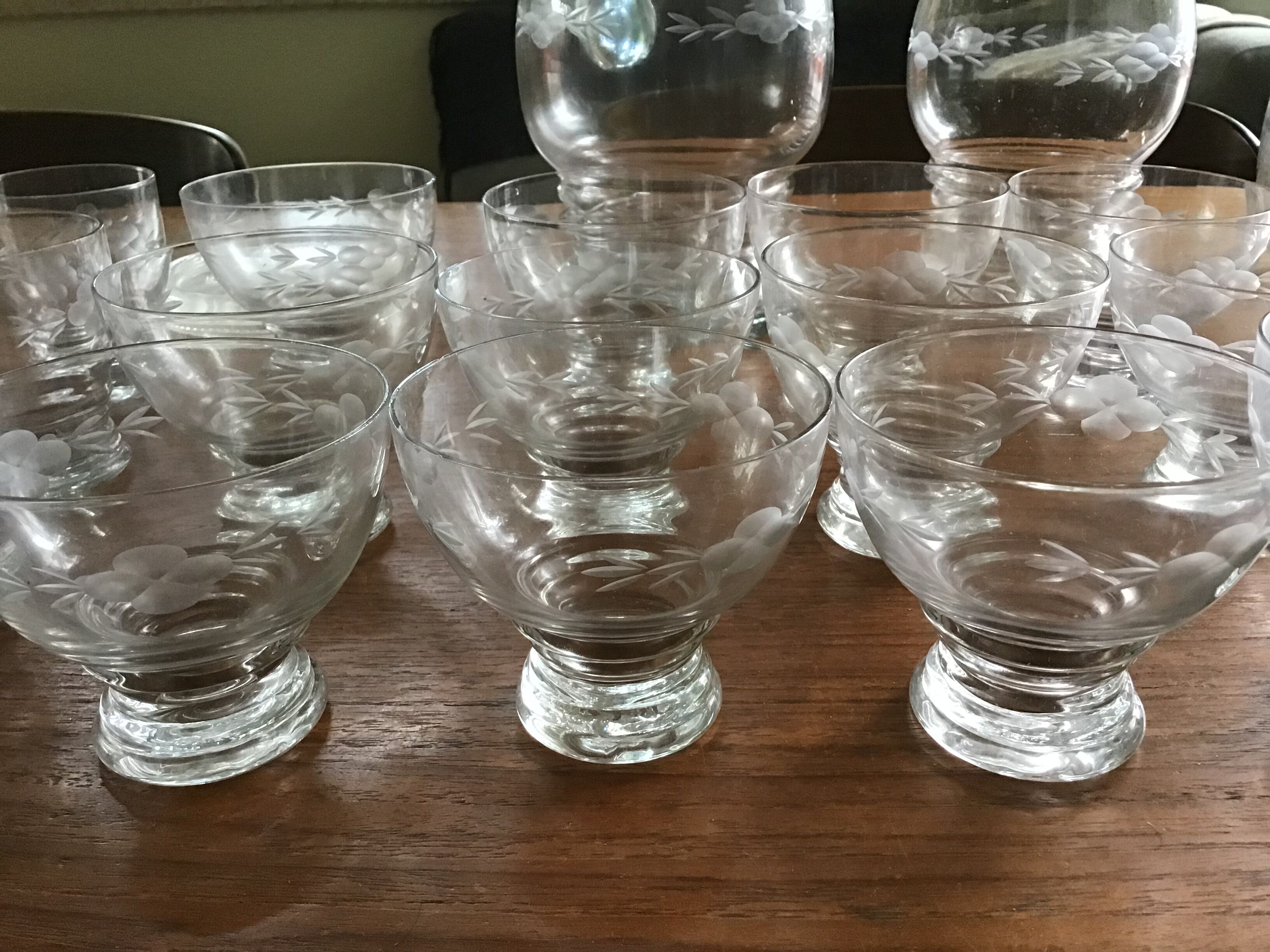 Service de verres avec carafes, pichet et dessous de  bouteille