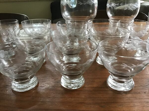 Service de verres avec carafes, pichet et dessous de  bouteille