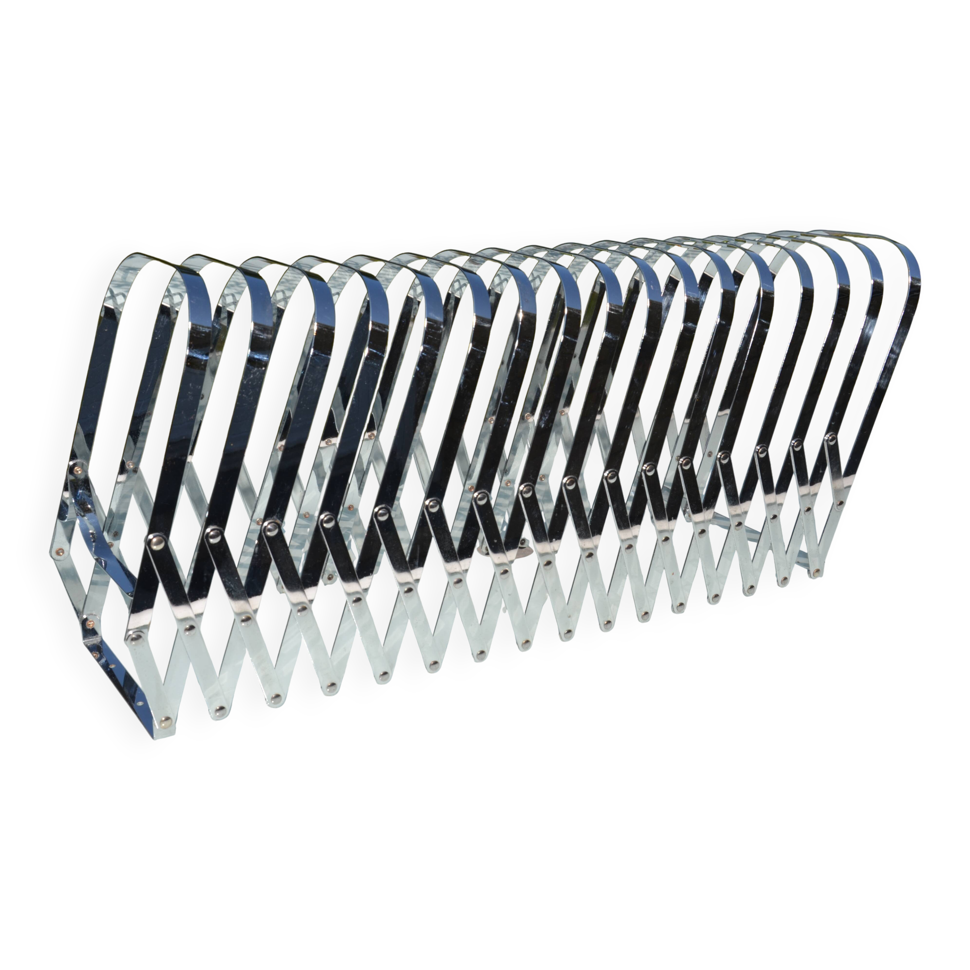 Expandable metal magazine rack