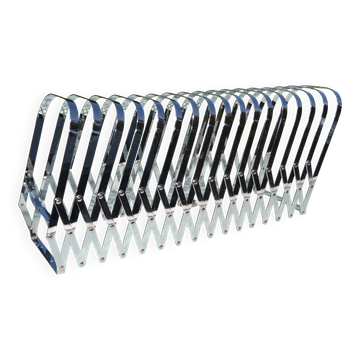 Extendable metal magazine rack