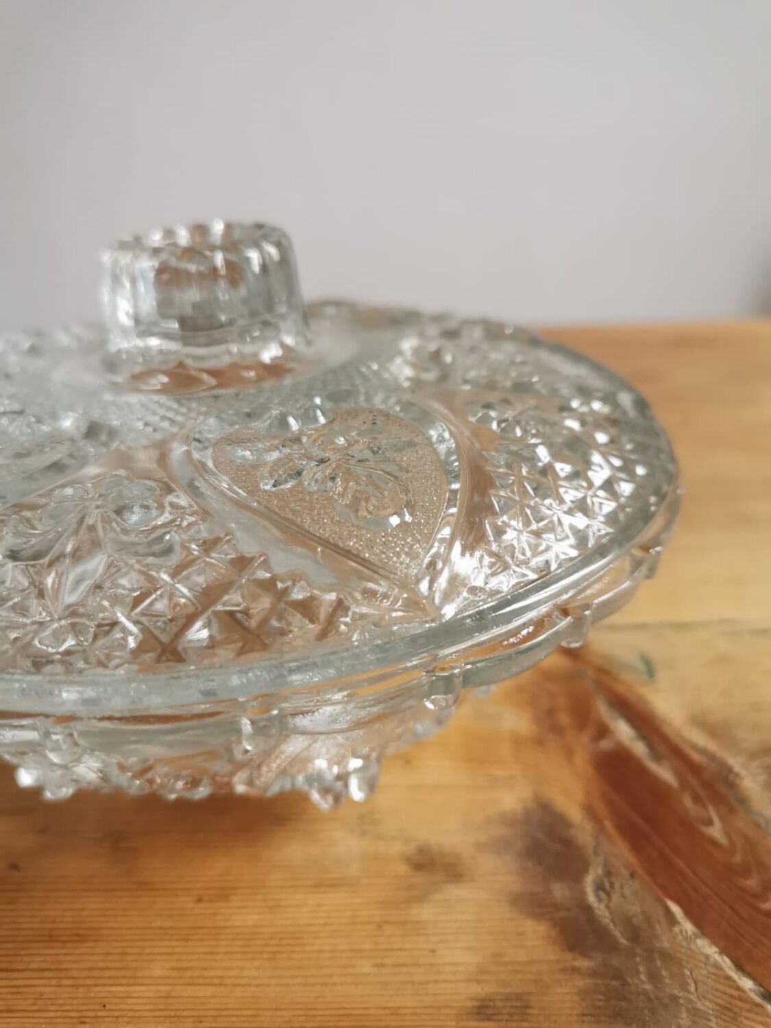 Chiseled glass candy box