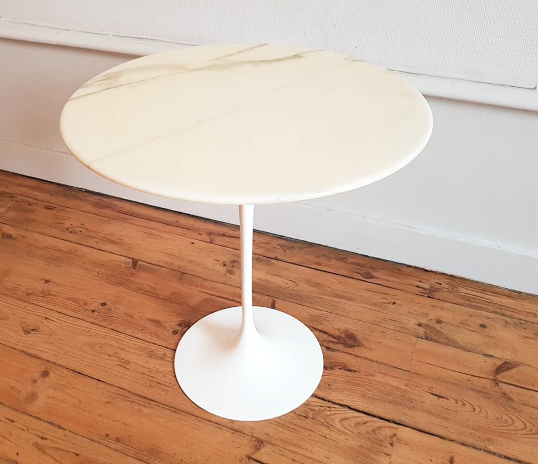 Table d’appoint en marbre de carrare conçue par Eero Saarinen Knoll
