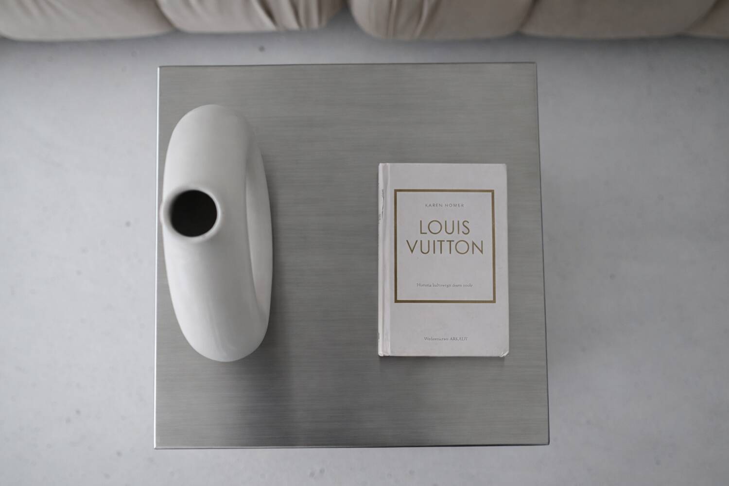 Table d'appoint Veliento "Silent Cube" en acier inoxydable brossé